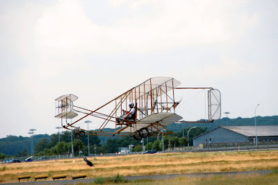 découvrez la vie et les réalisations de wilbur wright, pionnier de l'aviation qui, avec son frère orville, a marqué l'histoire en réalisant le premier vol motorisé en 1903. plongez dans son héritage et son impact sur le développement aéronautique.