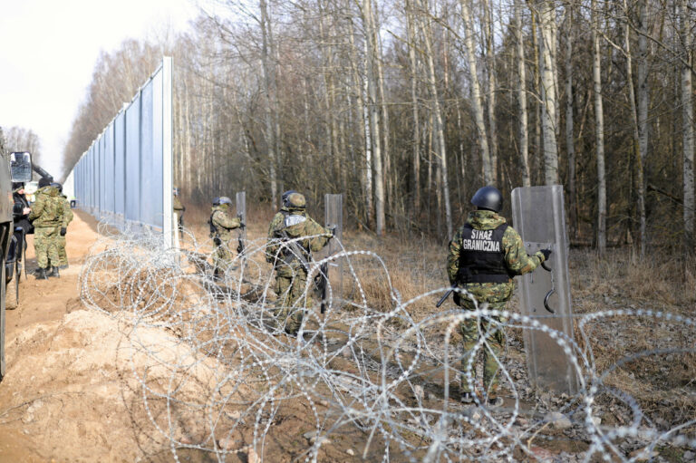 explorez la dynamique de la défense entre la pologne et la russie, en analysant les enjeux géopolitiques, les stratégies militaires et les implications pour la sécurité en europe. découvrez comment ces deux nations se préparent face aux menaces contemporaines.