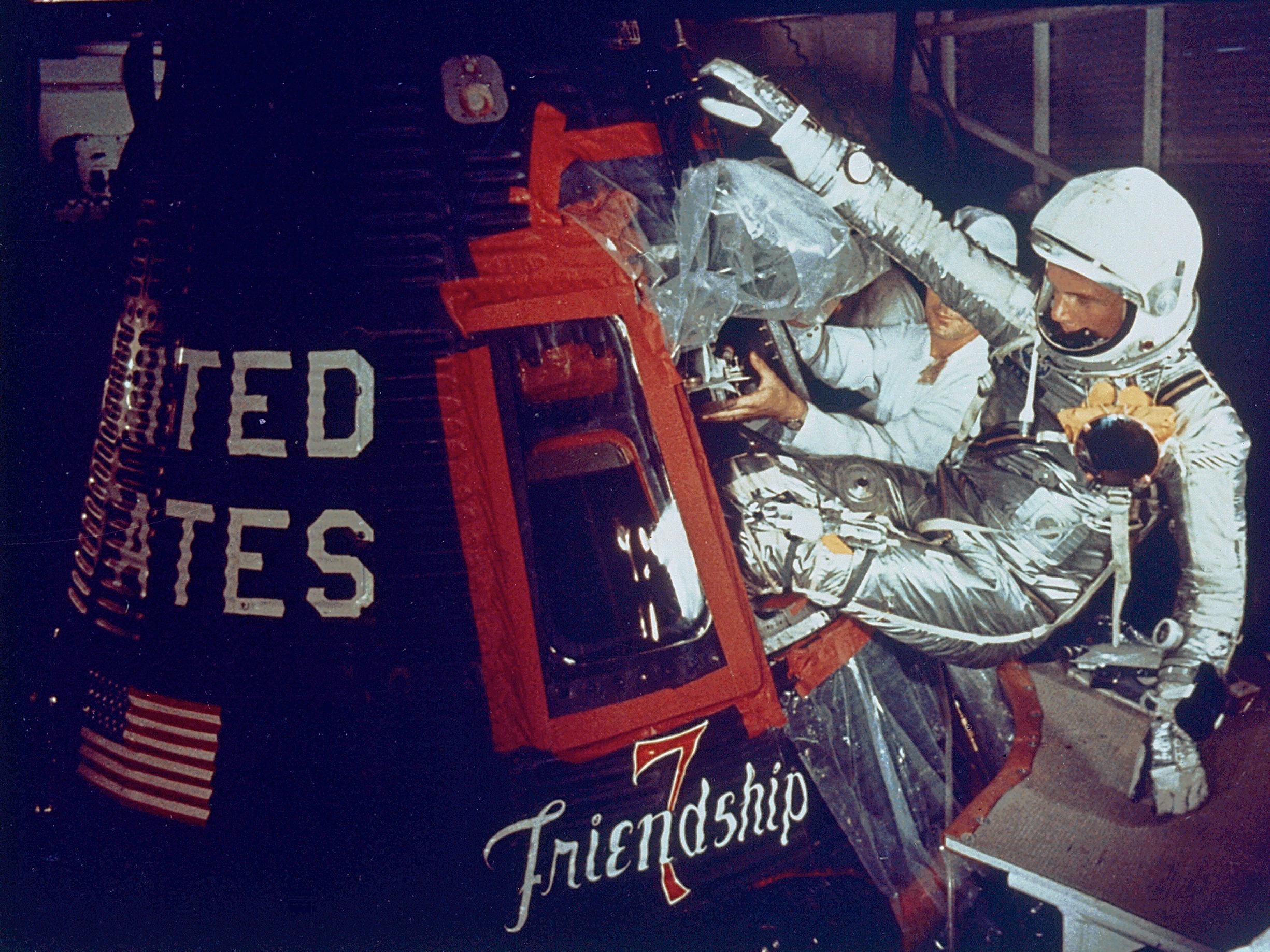 découvrez la vie et les réalisations de john glenn, l'astronaute américain légendaire et sénateur, célèbre pour avoir été le premier américain à orbiter autour de la terre et pour son impact durable sur l'exploration spatiale.