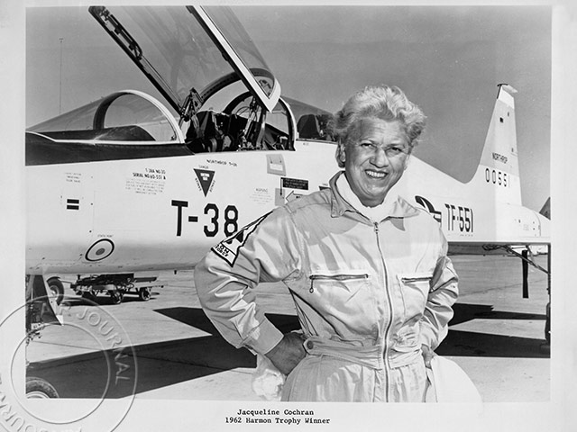 découvrez la vie inspirante de jacqueline cochran, pionnière de l'aviation féminine, qui a bravé les conventions de son époque pour devenir la première femme à établir des records d'aviation. explorez son héritage et son impact sur l'émancipation des femmes dans le domaine de l'aviation.