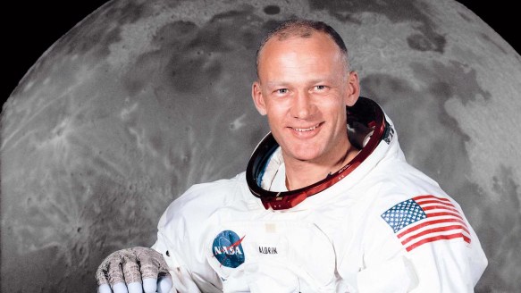 découvrez la légende de buzz aldrin, le deuxième homme à avoir foulé le sol lunaire après neil armstrong. explorez son parcours inspirant, ses contributions à l'exploration spatiale et son héritage fascinant dans l'histoire de l'astronautique.