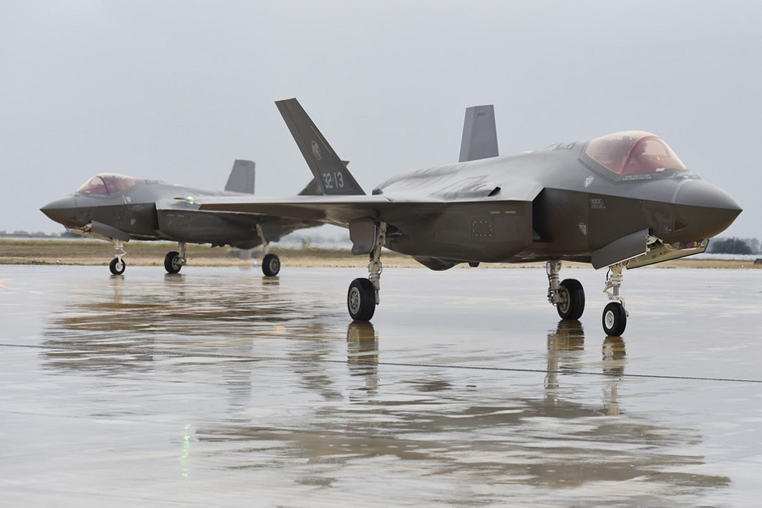 découvrez les dernières actualités sur l'italie et son programme f-35, un pilier de la défense moderne. analysez les enjeux stratégiques et économiques liés à l'acquisition de ce chasseur furtif, ainsi que son impact sur la sécurité nationale et les relations internationales.