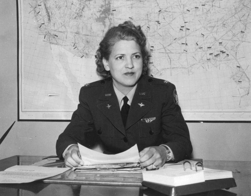 découvrez l'histoire inspirante de jacqueline cochran, pionnière de l'aviation féminine, qui a brisé les barrières et ouvert la voie à de nombreuses femmes dans le secteur aéronautique. explorez son parcours exceptionnel et son impact durable sur le monde de l'aviation.