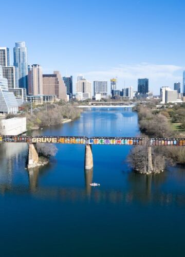 découvrez austin, la capitale du texas, célèbre pour sa scène musicale vibrante, ses festivals uniques et sa délicieuse cuisine texane. explorez les parcs magnifiques, les musées fascinants et la culture dynamique qui font d'austin une destination incontournable.