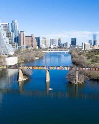 découvrez austin, la capitale du texas, célèbre pour sa scène musicale vibrante, ses festivals uniques et sa délicieuse cuisine texane. explorez les parcs magnifiques, les musées fascinants et la culture dynamique qui font d'austin une destination incontournable.