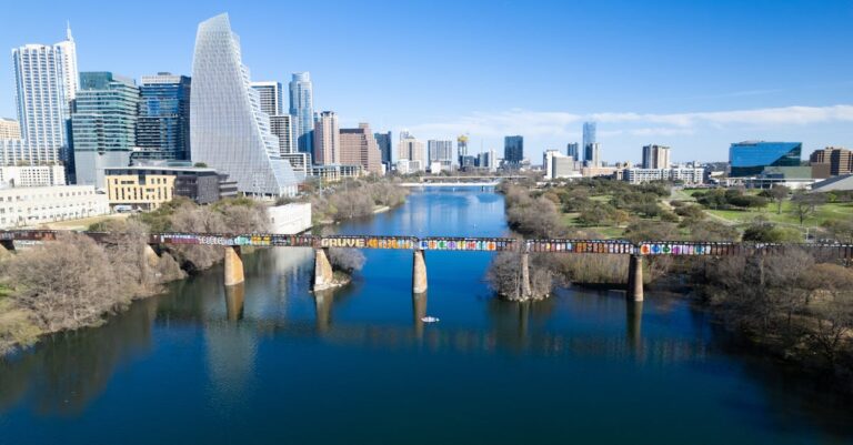 découvrez austin, la capitale du texas, célèbre pour sa scène musicale vibrante, ses festivals uniques et sa délicieuse cuisine texane. explorez les parcs magnifiques, les musées fascinants et la culture dynamique qui font d'austin une destination incontournable.