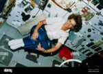 découvrez l'incroyable parcours d'eileen collins, la première femme à commander une navette spatiale. explorez son impact dans l'histoire de l'astronautique et son rôle pionnier qui a marqué une nouvelle ère pour les femmes dans l'exploration spatiale.