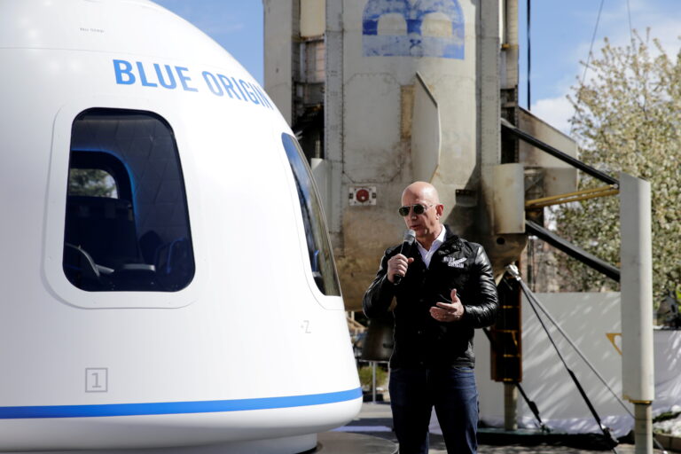 découvrez l'univers fascinant de jeff bezos et de blue origin, la société aérospatiale qu'il a fondée dans le but de révolutionner l'exploration spatiale. plongez dans les innovations technologiques, les projets ambitieux et les futures missions qui visent à rendre l'espace accessible à tous.