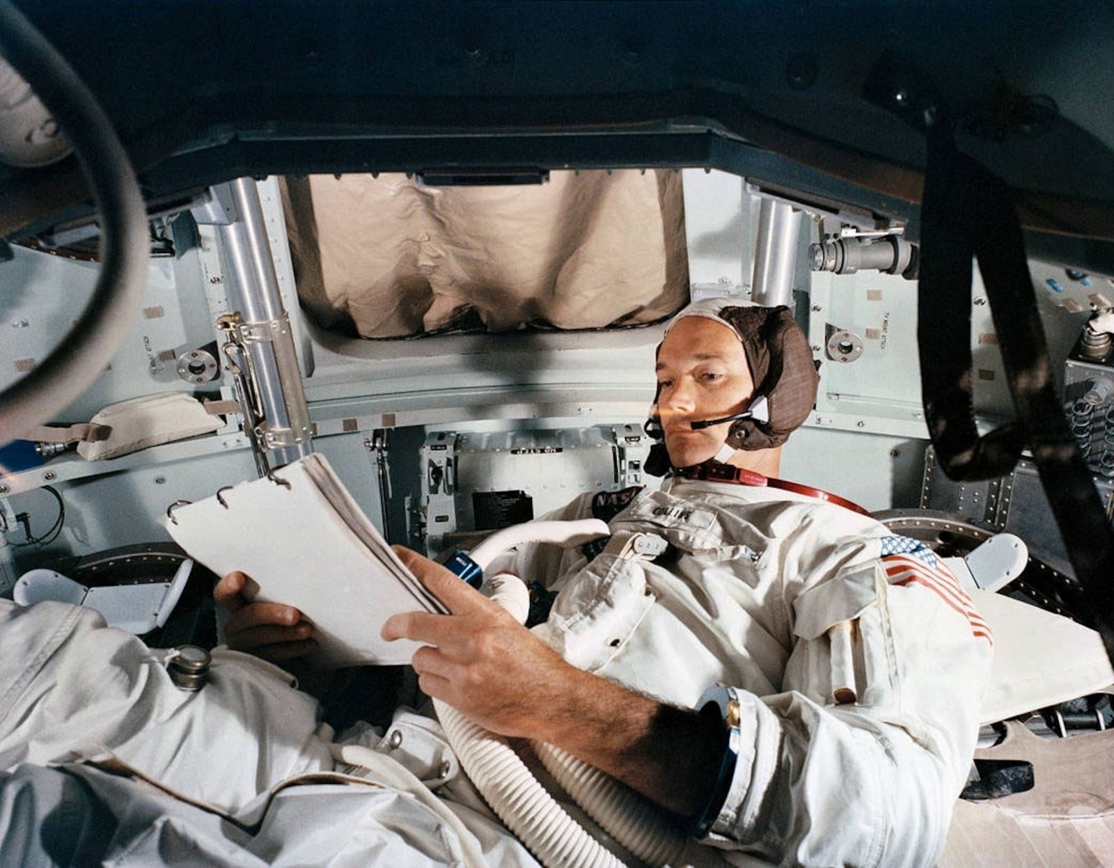 découvrez le récit fascinant de michael collins, pilote du module de commande apollo 11, qui a joué un rôle crucial dans la première mission lunaire de l'humanité. explorez son héritage, ses contributions et son expérience unique en orbite lunaire pendant que ses collègues armstrong et aldrin marchaient sur la lune.