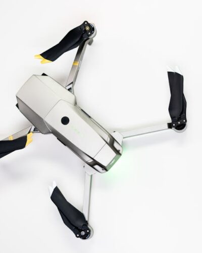 découvrez l'univers fascinant des drones : de leur technologie avancée à leurs multiples applications, explorez comment ces aéronefs télécommandés révolutionnent la photographie, la surveillance et bien plus encore.