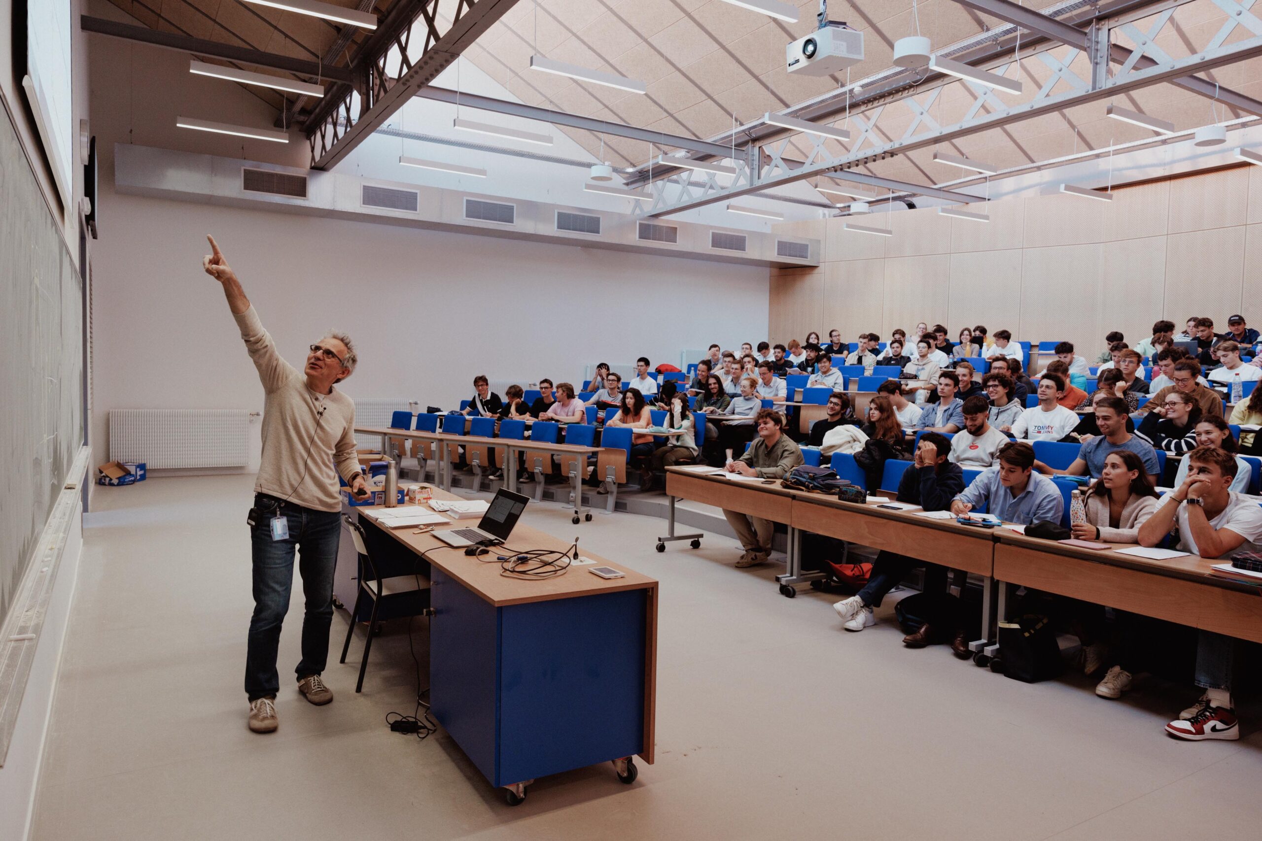 découvrez le métier d'ingénieur en matériaux composites, ses formations spécialisées et les perspectives de carrière passionnantes qui s'offrent à vous. explorez les compétences requises, les secteurs d'activité en plein essor et les opportunités professionnelles dans ce domaine innovant.