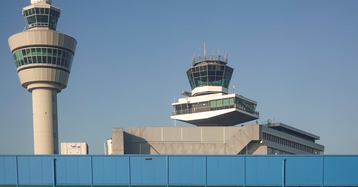 discover the essential role of air traffic control in the safety and efficiency of flights. learn how air traffic controllers manage air traffic, ensure aircraft coordination, and guarantee smooth circulation in the sky.