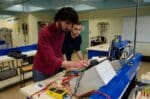 découvrez le rôle clé de l'ingénieur en énergie aéronautique, expert en optimisation des systèmes énergétiques pour les aéronefs. apprenez comment ces professionnels innovent pour réduire l'impact environnemental et améliorer l'efficacité des technologies de vol.